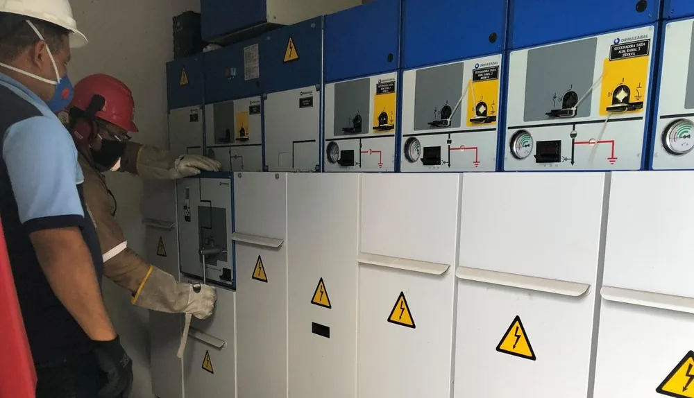 Técnico da UNIBASE em manutenção preventiva de transformador de média tensão